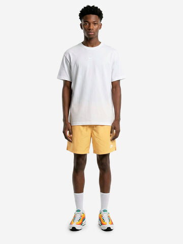 NIKE Shorts gialli Club con Swoosh Giallo