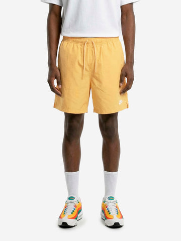 NIKE Shorts gialli Club con Swoosh Giallo