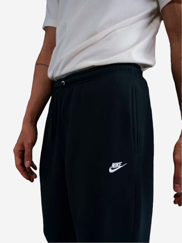 NIKE Pantaloni in fleece con orlo aperto Nero