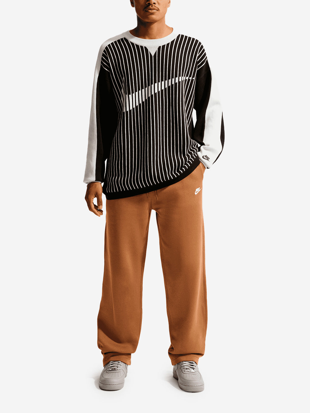 NIKE Pantaloni marroni in fleece con orlo aperto Cammello Urbanstaroma