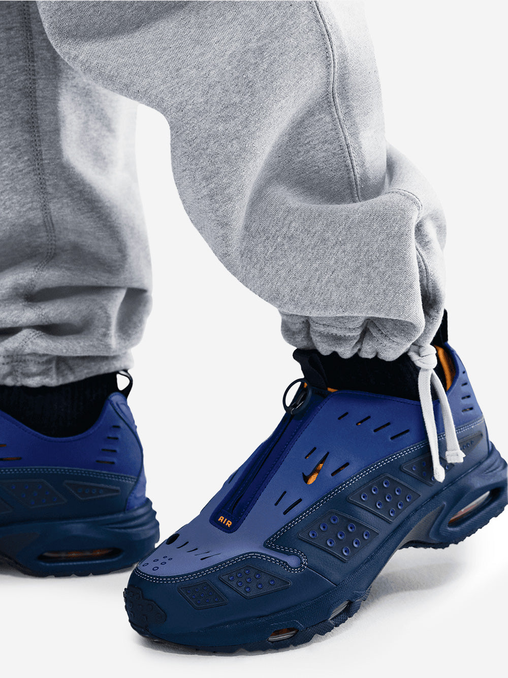 NIKE Pantaloni grigi in fleece con orlo aperto Grigio Urbanstaroma