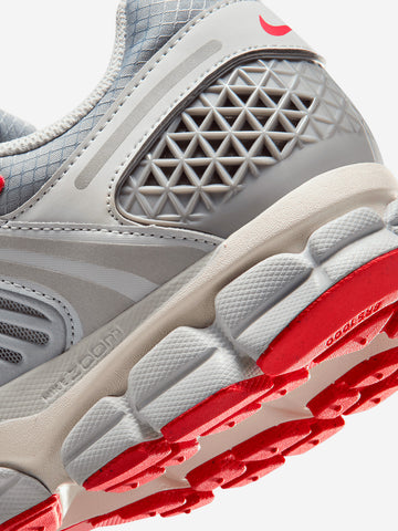 NIKE Zoom Vomero 5 SE 'Grey Fog Red' Grigia rossa