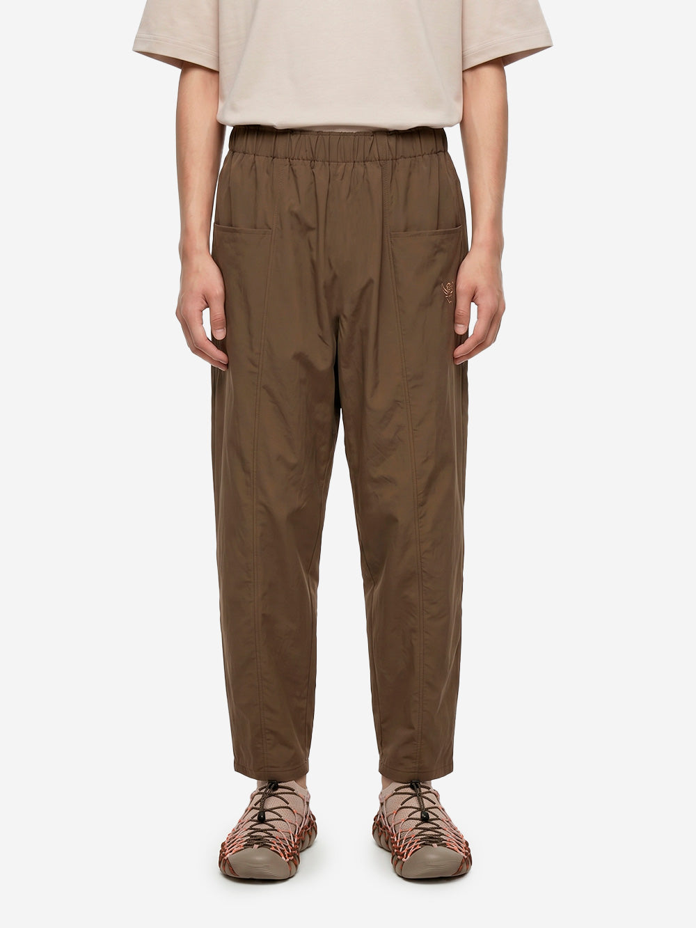 SOUTH2 WEST8 Pantaloni marroni in tessuto poly Oxford Marrone Urbanstaroma