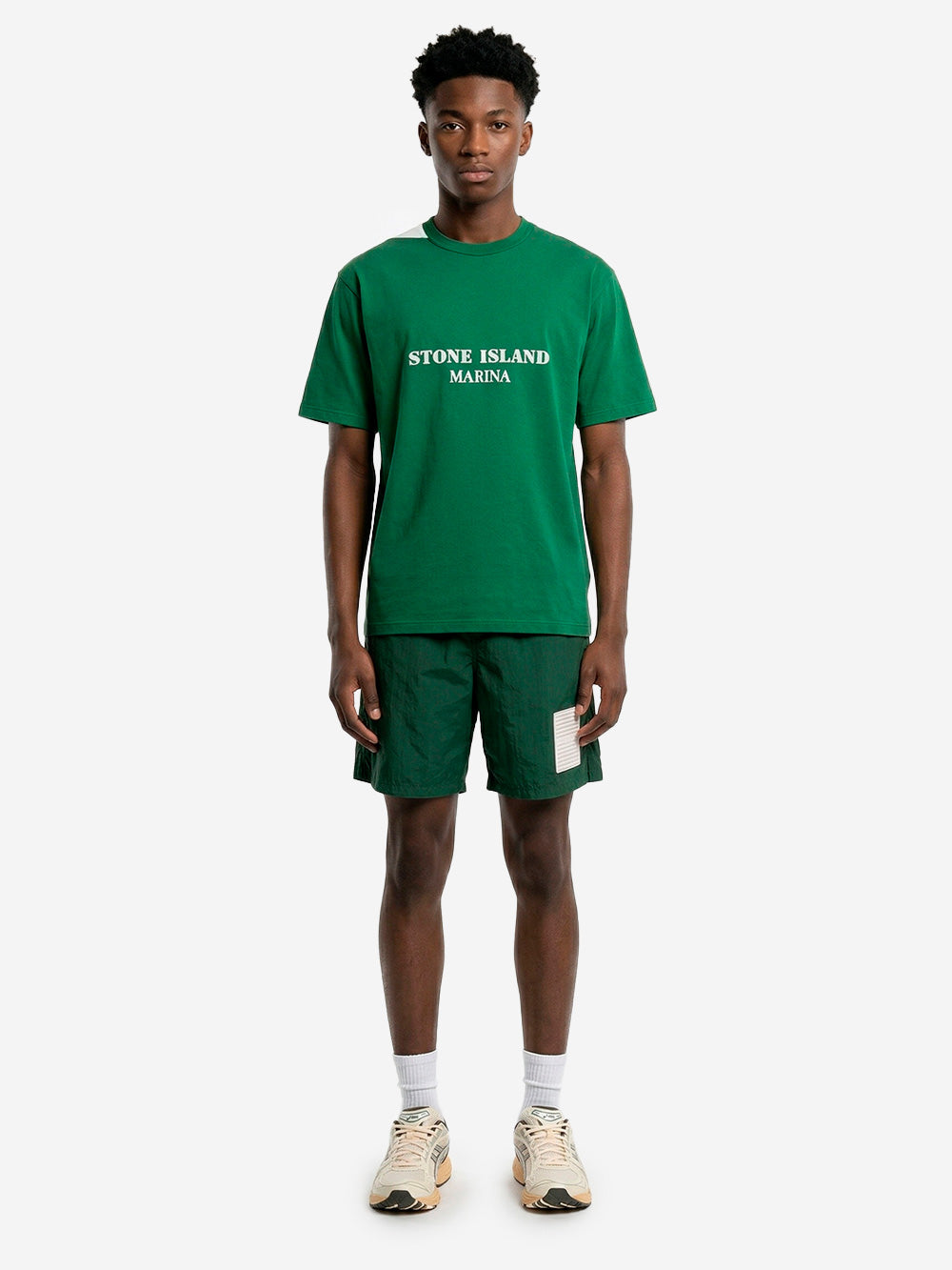 STONE ISLAND Pantaloncini verdi a gamba larga 'Marina' in nylon con patch riflettente Verde Urbanstaroma