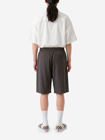 UNDERCOVER Shorts marroni in cupro con motivo gessato e logo Marrone