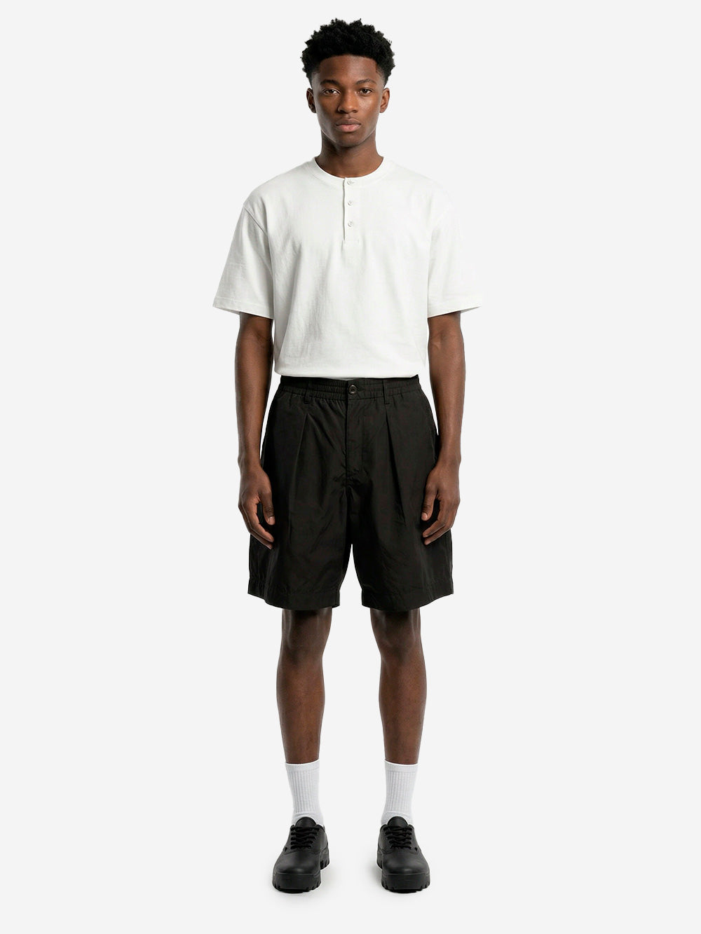 UNIVERSAL WORKS Shorts track pleated in tessuto Polytech nero Nero Urbanstaroma