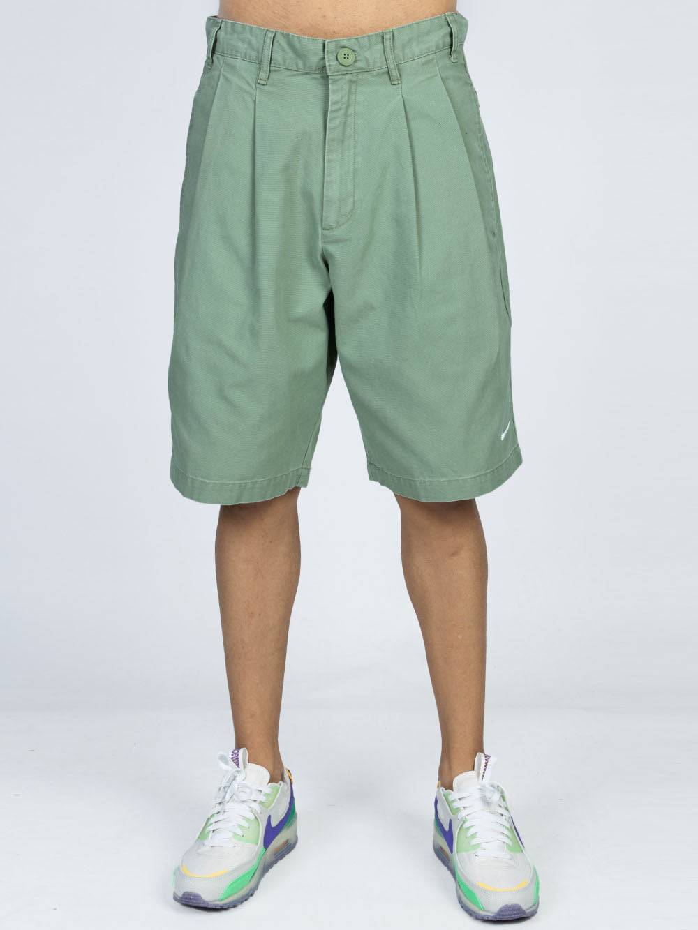 NIKE Shorts Chino con pinces Verde Urbanstaroma